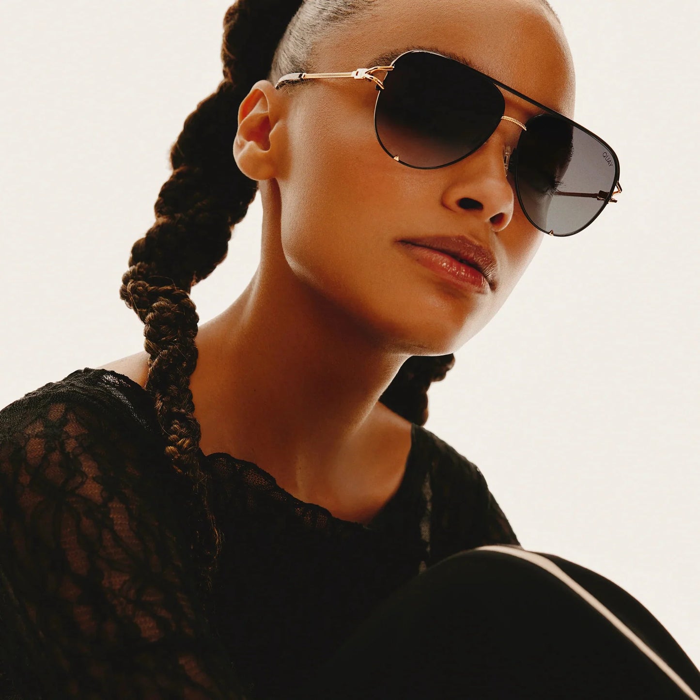 QUAY High Key Twist Sunglasses - Black/Smoke