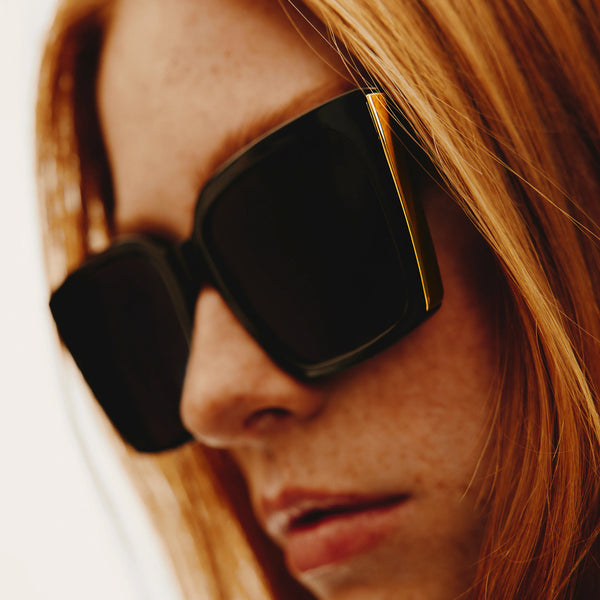 QUAY Front Cover Sunglasses - Black/Smoke Polarized