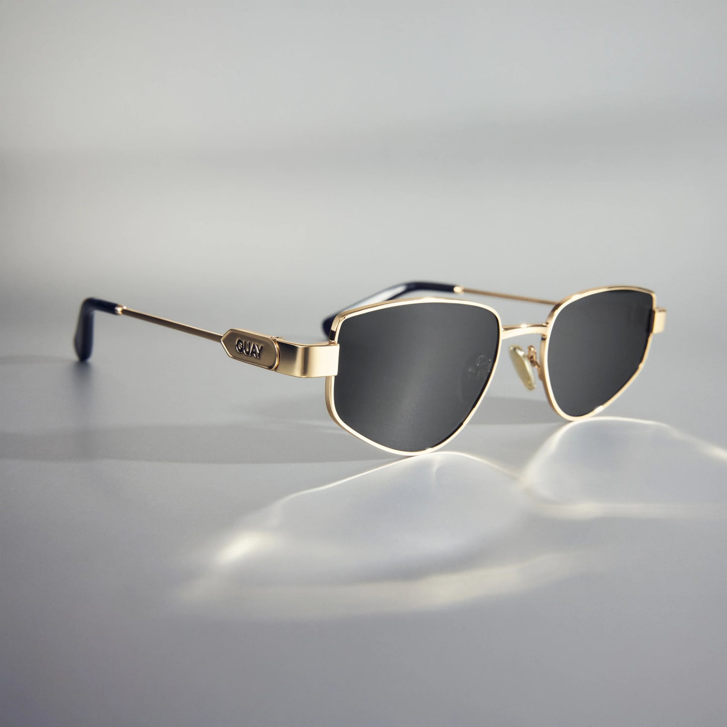 QUAY Hit Single Sunglasses - Gold/Smoke
