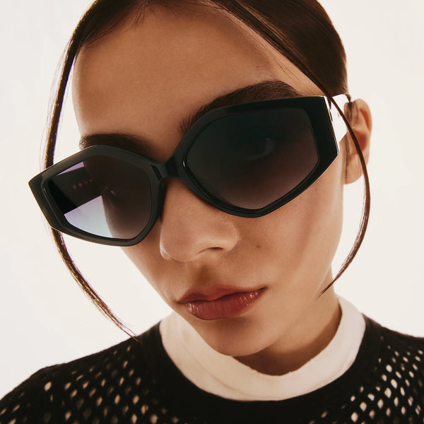 QUAY Hot Gossip Sunglasses - Black/Smoke