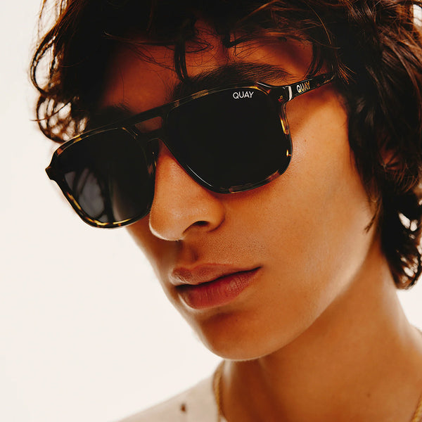 QUAY On The Fly Mini Sunglasses - Tort/Smoke Polarized