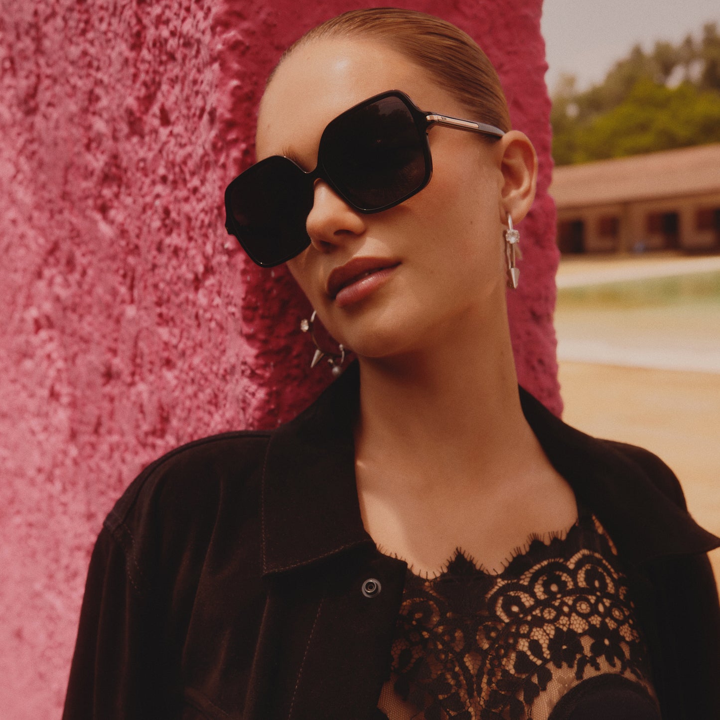 QUAY Press Tour Sunglasses - Black/Smoke