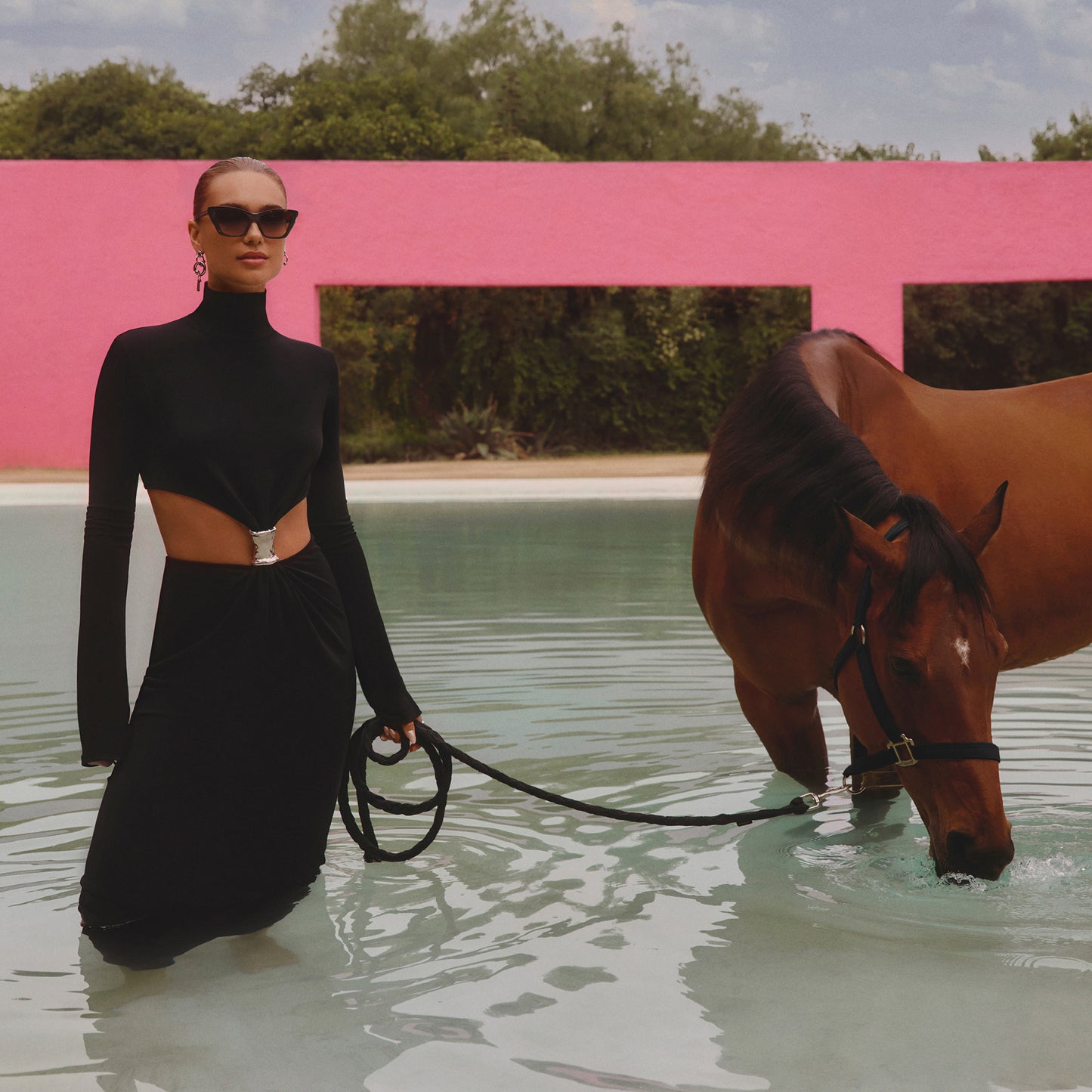 QUAY Set In Stone Sunglasses - Black/Smoke