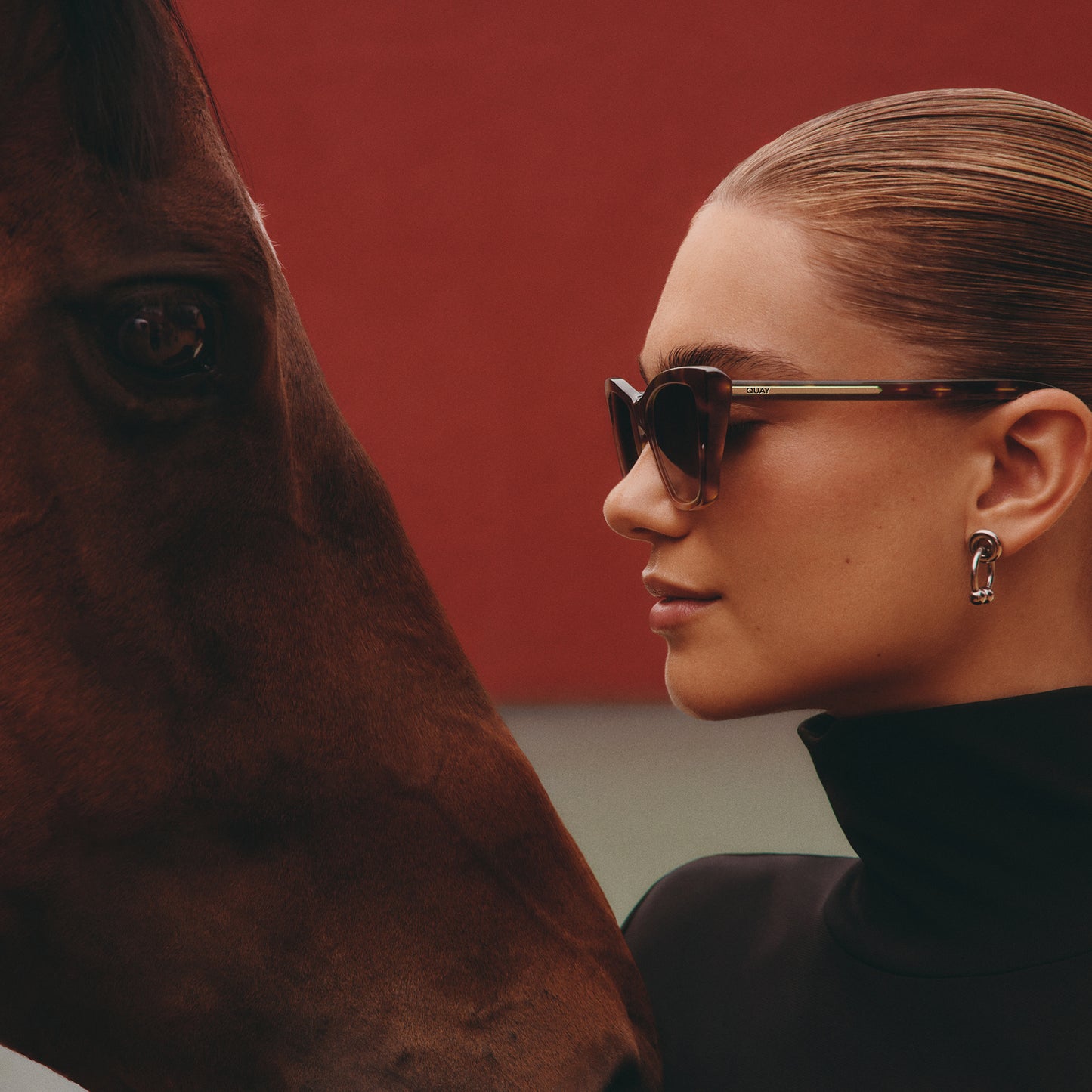 QUAY Set In Stone Sunglasses - Black/Smoke