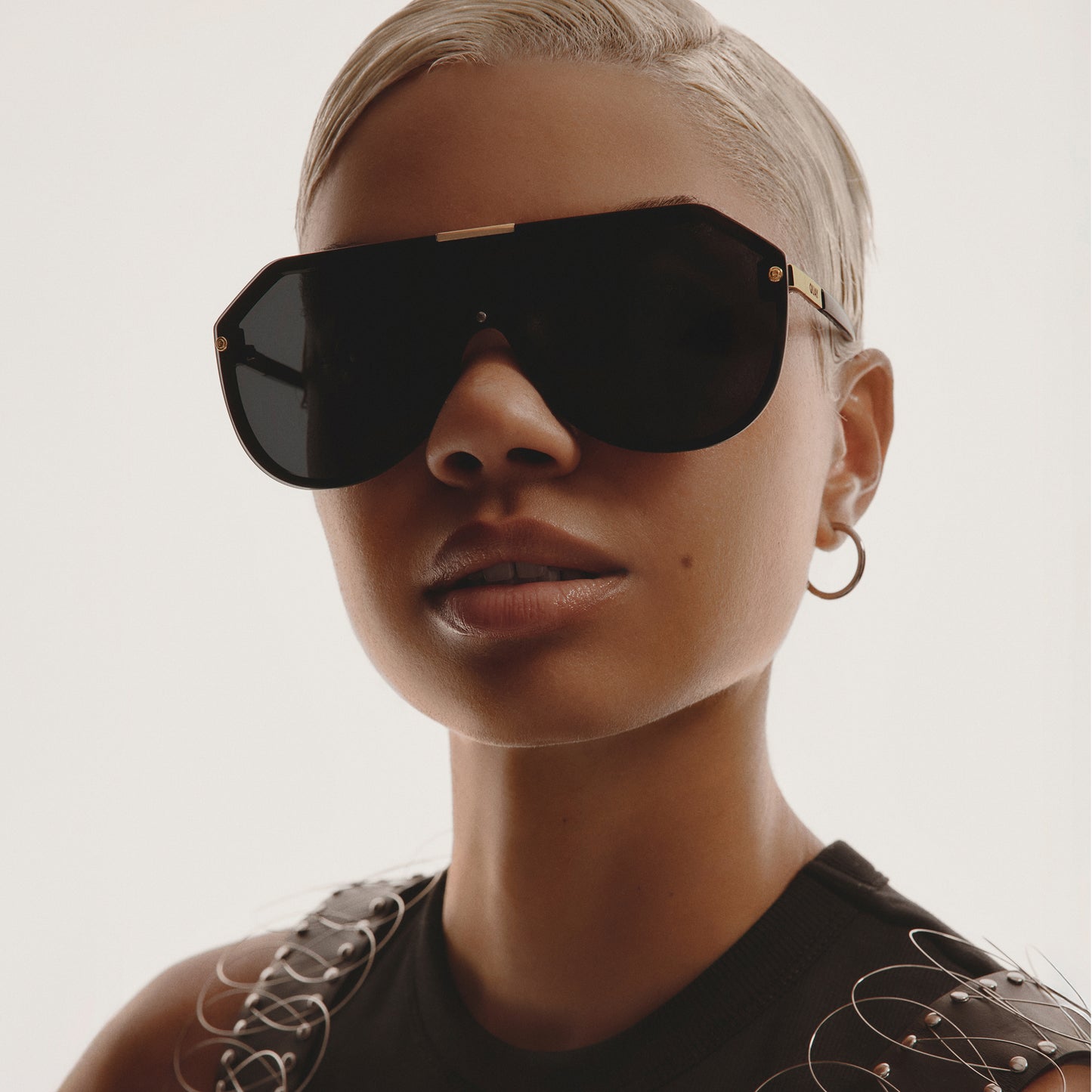 QUAY Showbiz Sunglasses - Shiny Black/Black