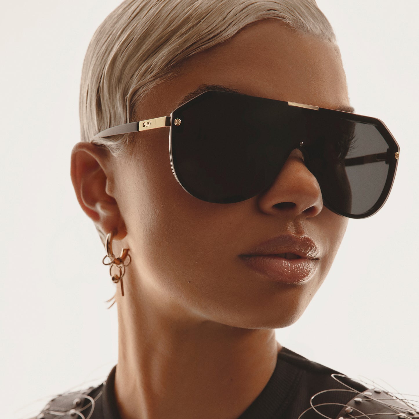 QUAY Showbiz Sunglasses - Shiny Black/Black