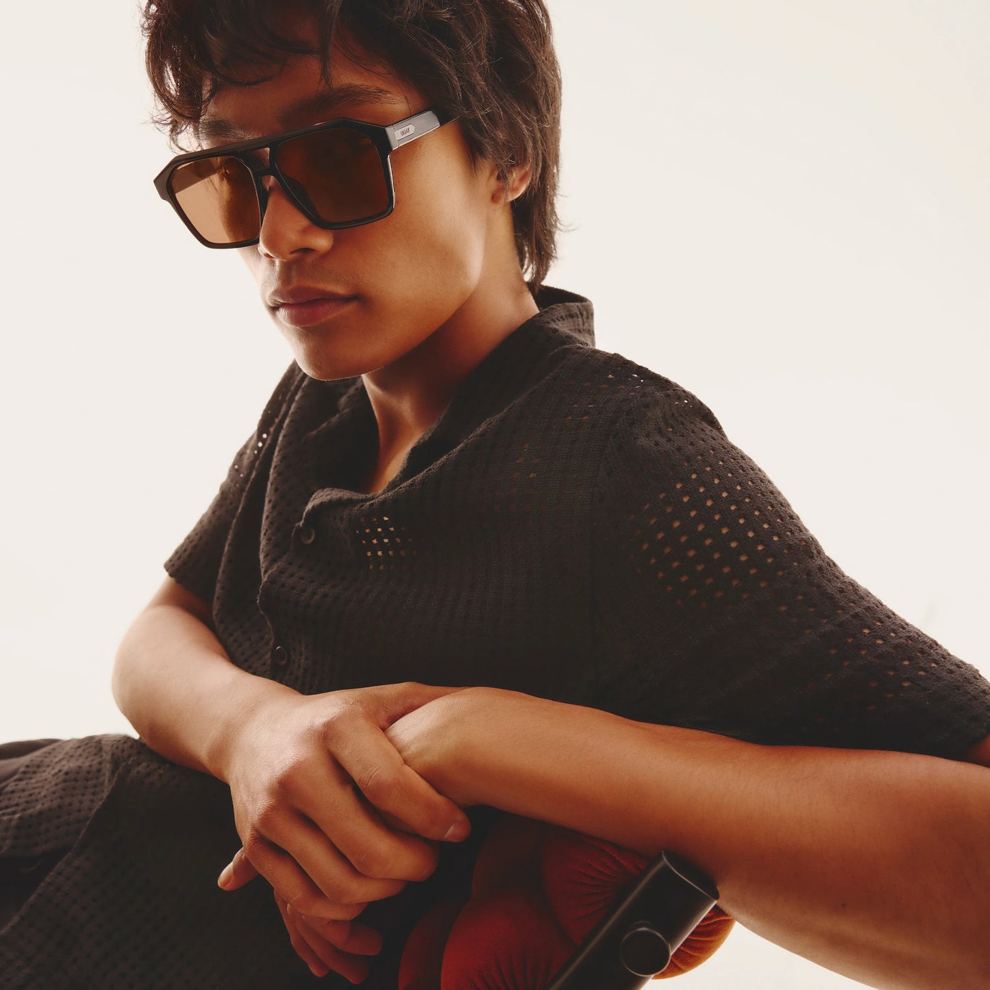 QUAY Soundcheck Sunglasses - Black/Apricot Polarized