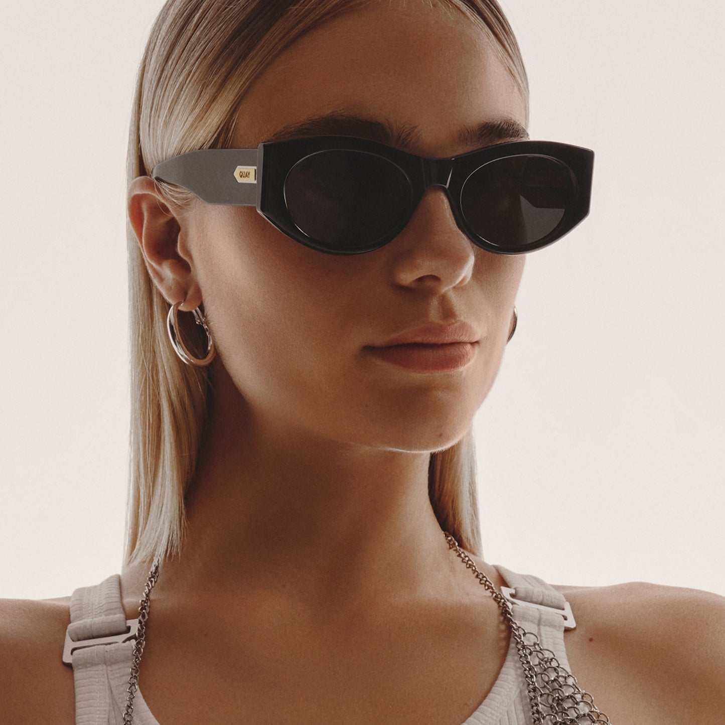 QUAY So What Sunglasses - Black/Smoke