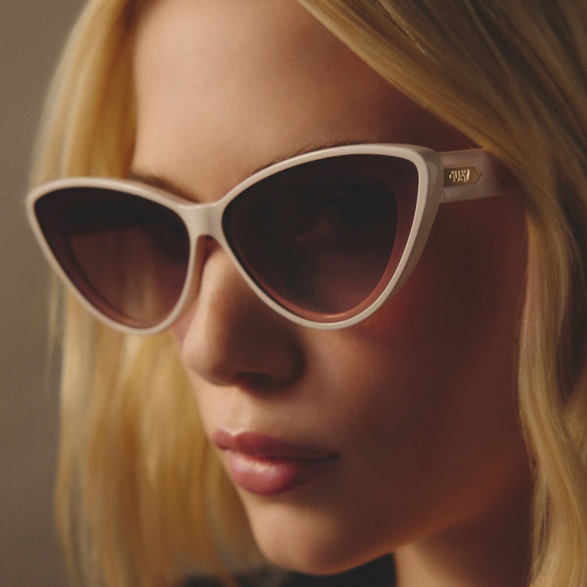 QUAY Tempted Sunglasses - Champagne/Brown Fawn – PRESENCE Paris display picture 1