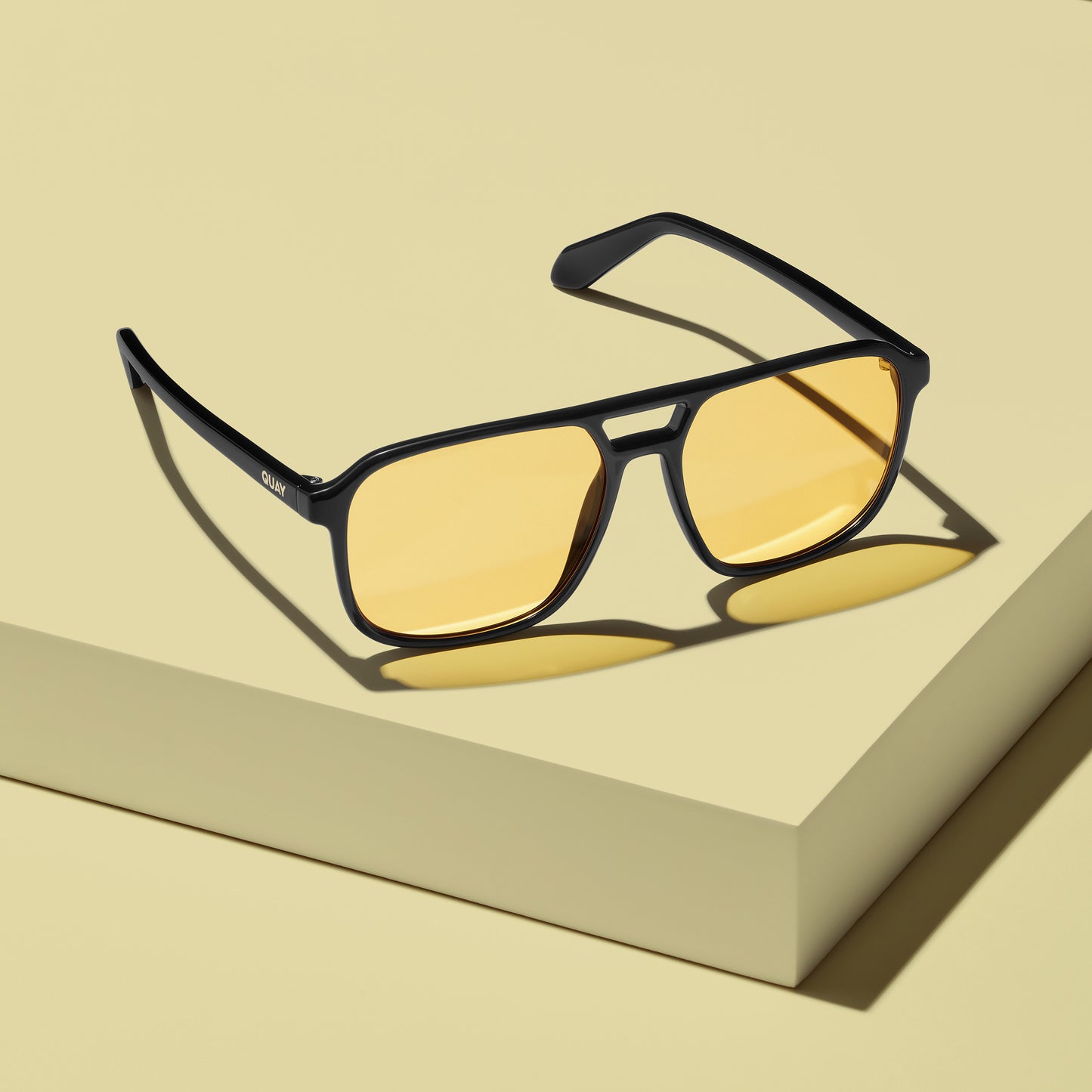 QUAY On The Fly Sunglasses - Black/Daisy